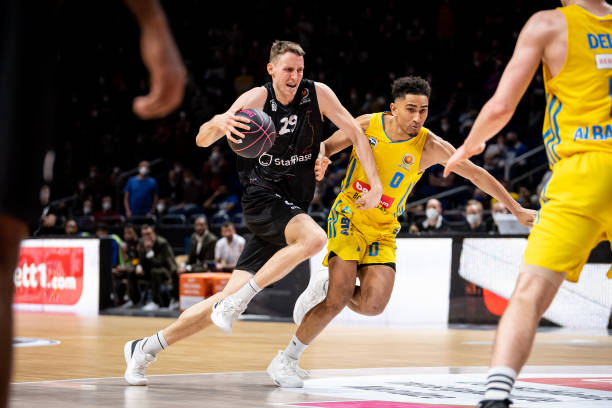 对手防线的 对手防线的